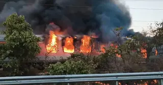 ভারতের যাত্রীবাহী ট্রেনে আগুন, উদ্ধার ৬৮